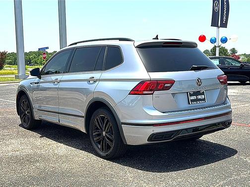 Deep Black Pearl 2022 Volkswagen Tiguan 2.0T SE R-Line Black