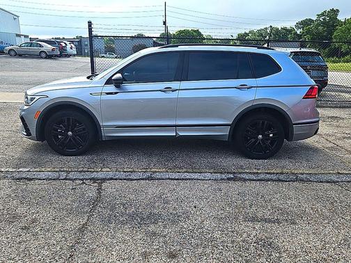 Deep Black Pearl 2022 Volkswagen Tiguan 2.0T SE R-Line Black