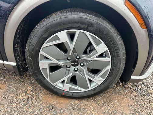 2025 Genesis GV60 Standard