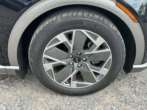 2025 Genesis GV60 Standard