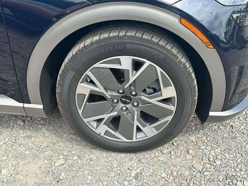 2025 Genesis GV60 Standard