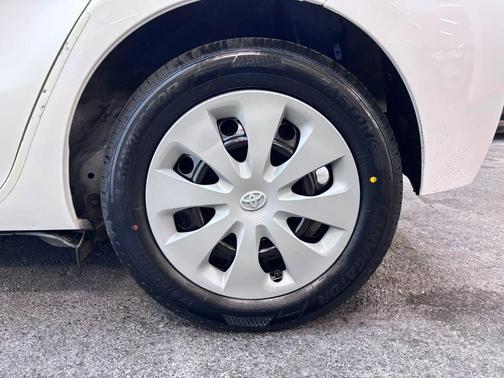 White 2013 Toyota Prius c Two