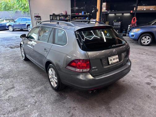 Platinum Gray Metallic 2011 Volkswagen Jetta SportWagen TDI