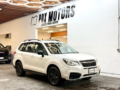 Crystal White Pearl 2017 Subaru Forester 2.5i