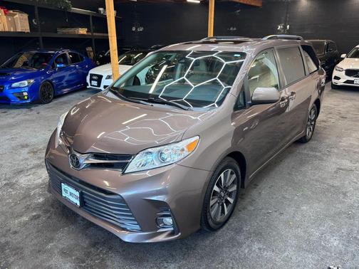 Toasted Walnut Pearl 2019 Toyota Sienna XLE