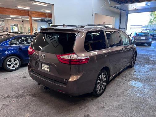 Toasted Walnut Pearl 2019 Toyota Sienna XLE