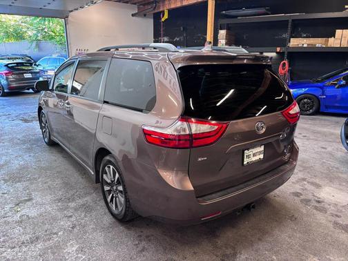 Toasted Walnut Pearl 2019 Toyota Sienna XLE