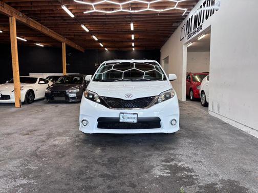 Super White 2011 Toyota Sienna SE