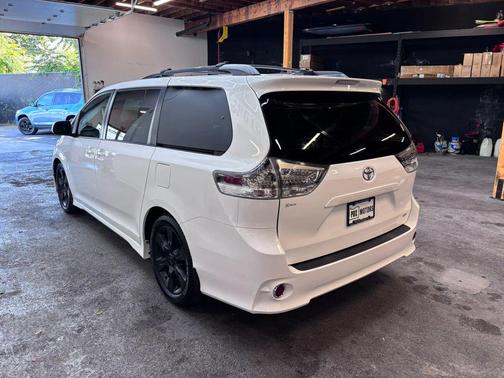 Super White 2011 Toyota Sienna SE