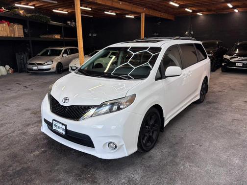 Super White 2011 Toyota Sienna SE