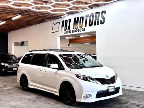 Super White 2011 Toyota Sienna SE