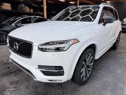 2016 Volvo XC90 T6 Momentum