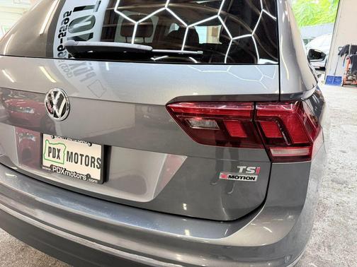 Platinum Gray Metallic 2018 Volkswagen Tiguan 2.0T SE 4MOTION
