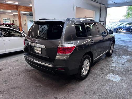 Magnetic Gray Metallic 2011 Toyota Highlander SE