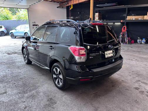 Crystal Black Silica 2018 Subaru Forester 2.5i
