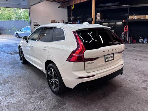 White 2018 Volvo XC60 T6 Momentum