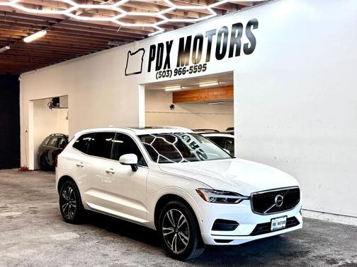 White 2018 Volvo XC60 T6 Momentum