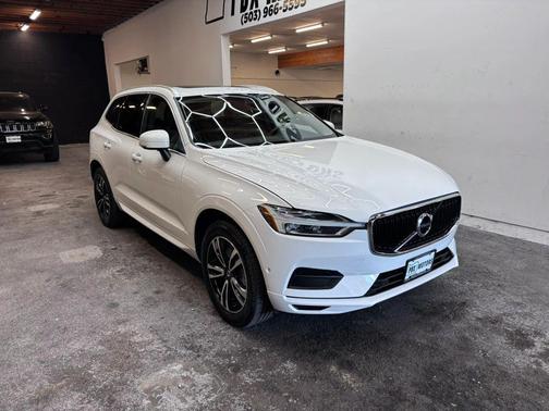 White 2018 Volvo XC60 T6 Momentum