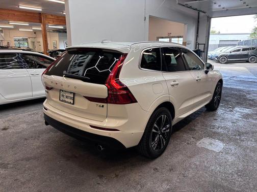 White 2018 Volvo XC60 T6 Momentum