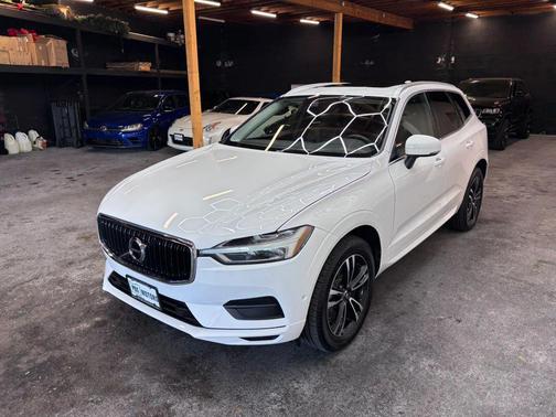 White 2018 Volvo XC60 T6 Momentum