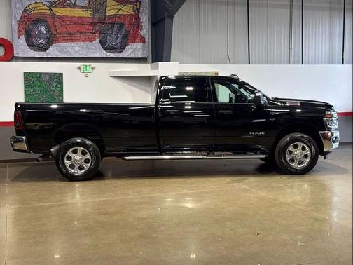 Diamond Black Crystal Pearlcoat 2026 RAM 2500 Big Horn Crew Cab 4x4 8' Box
