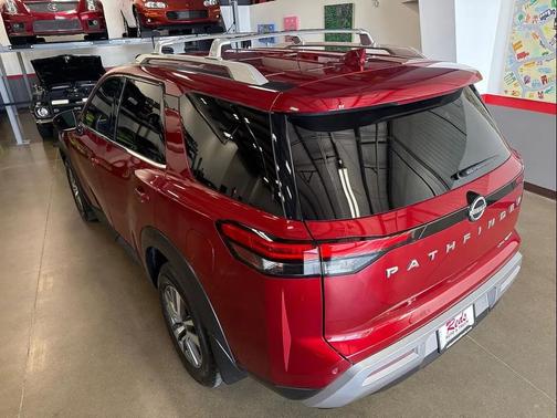 2023 Nissan Pathfinder SL 4WD