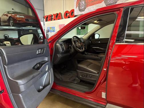2023 Nissan Pathfinder SL 4WD
