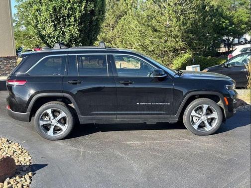 Diamond Black Crystal Pearlcoat 2023 Jeep Grand Cherokee 4xe Base
