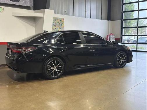 Midnight Black Metallic 2021 Toyota Camry SE