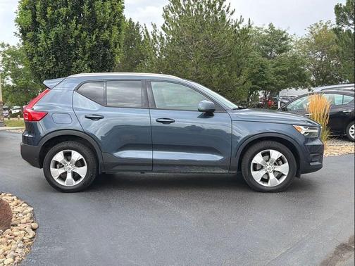 Denim Blue Metallic 2021 Volvo XC40 T5 Momentum