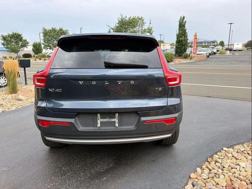 Denim Blue Metallic 2021 Volvo XC40 T5 Momentum