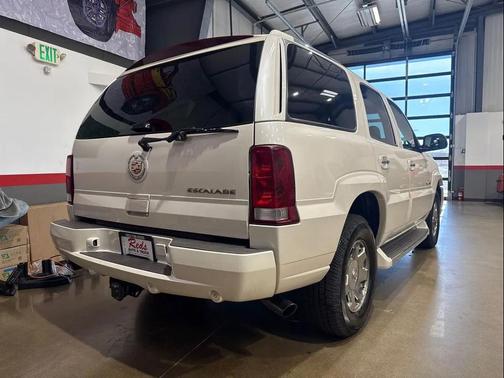 2005 Cadillac Escalade Base