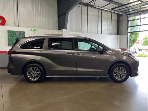 2021 Toyota Sienna LE