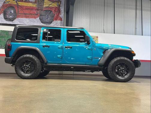 Bikini Pearl Coat 2024 Jeep Wrangler 4xe Willys