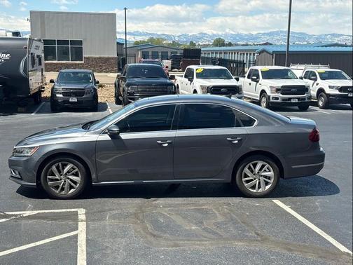 Platinum Gray Metallic 2018 Volkswagen Passat 2.0T SE