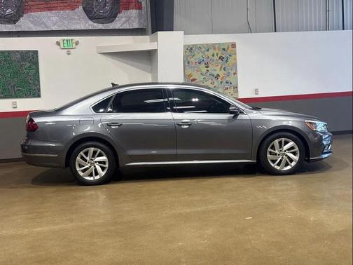 Platinum Gray Metallic 2018 Volkswagen Passat 2.0T SE