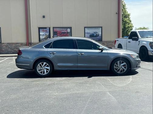 Platinum Gray Metallic 2018 Volkswagen Passat 2.0T SE