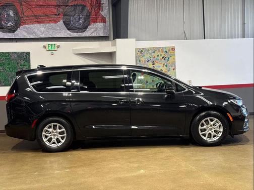 Brilliant Black Crystal Pearlcoat 2023 Chrysler Pacifica Touring L