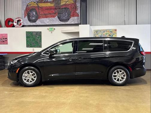 Brilliant Black Crystal Pearlcoat 2023 Chrysler Pacifica Touring L