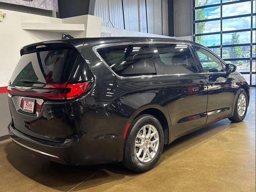 Brilliant Black Crystal Pearlcoat 2023 Chrysler Pacifica Touring L
