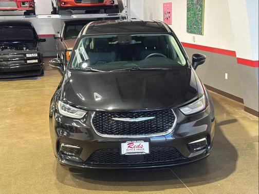 Brilliant Black Crystal Pearlcoat 2023 Chrysler Pacifica Touring L