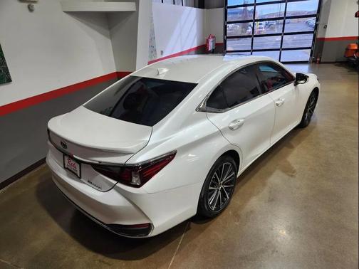 2023 Lexus ES 300h Base