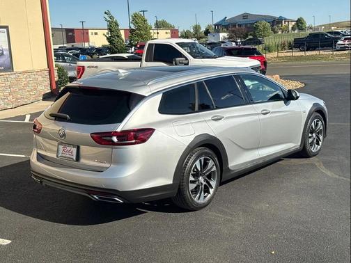 Quicksilver Metallic 2018 Buick Regal TourX Essence