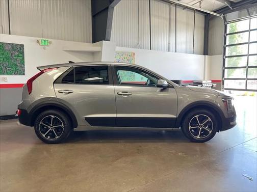 2023 Kia Niro LX