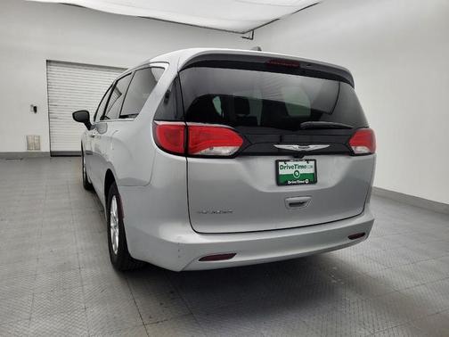 Silver Mist Clearcoat 2023 Chrysler Voyager LX