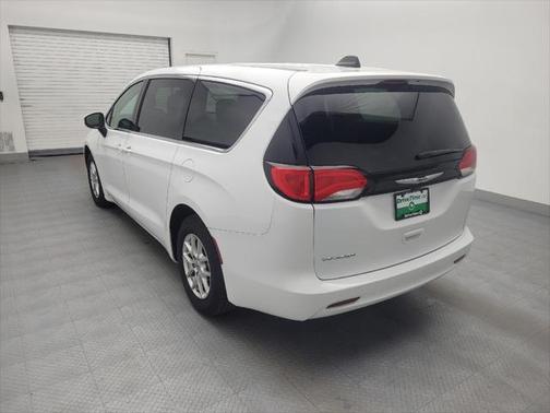 2022 Chrysler Voyager LX