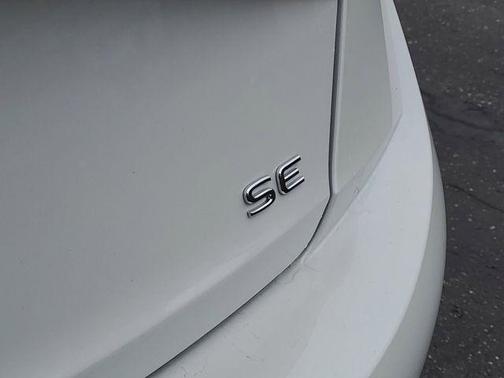 Opal White Pearl 2026 Volkswagen Jetta 1.4T SE