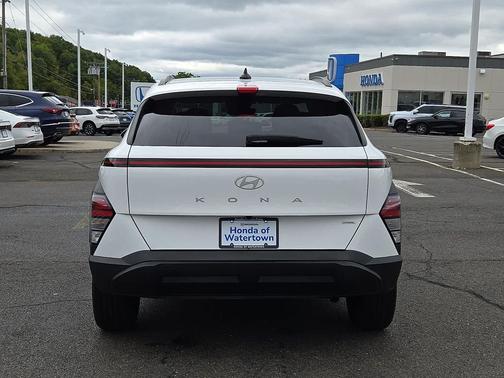 Atlas White 2025 Hyundai KONA SEL