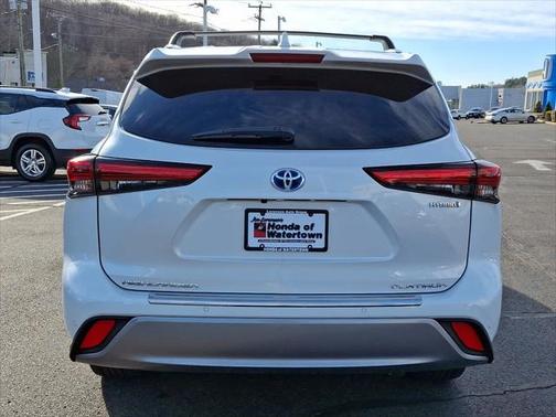 2022 Toyota Highlander Hybrid Platinum