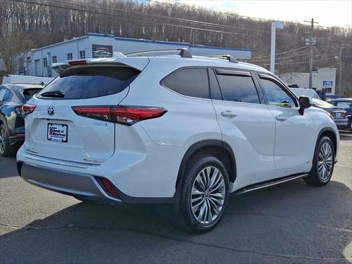 2022 Toyota Highlander Hybrid Platinum